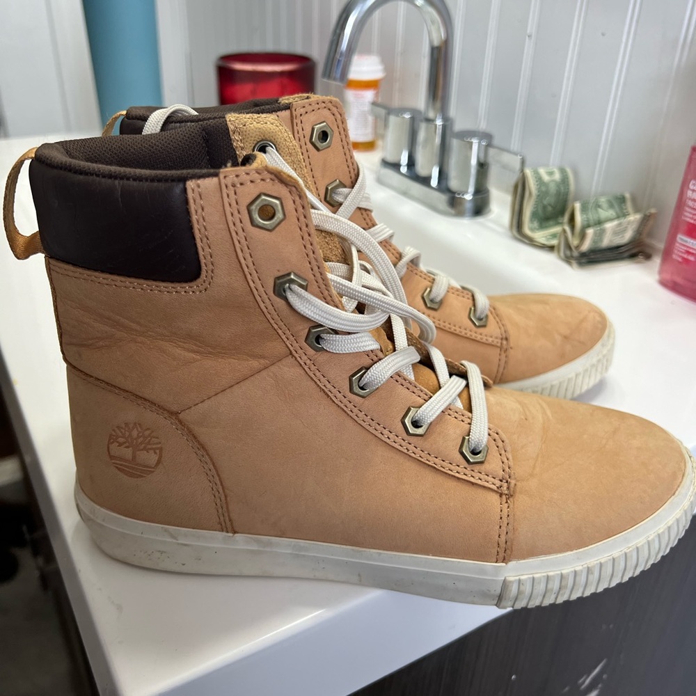Womens Timberland boots. EUC. Size 7